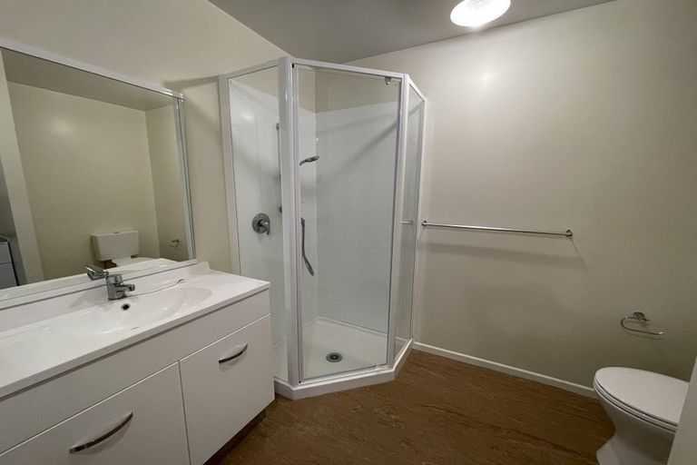 Photo of property in 2/242 Great North Road, Henderson, Auckland, 0612