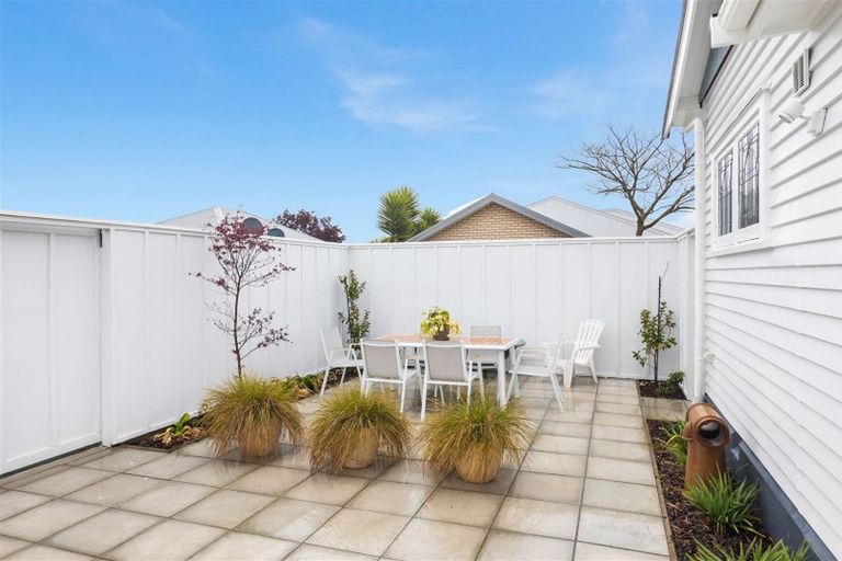 Photo of property in 82 Olliviers Road, Phillipstown, Christchurch, 8011