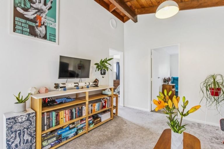 Photo of property in 11b Thurleigh Grove, Karori, Wellington, 6012