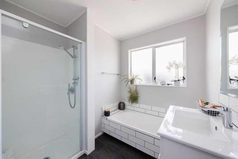 Photo of property in 3 Forbes Place, Kelvin Grove, Palmerston North, 4414