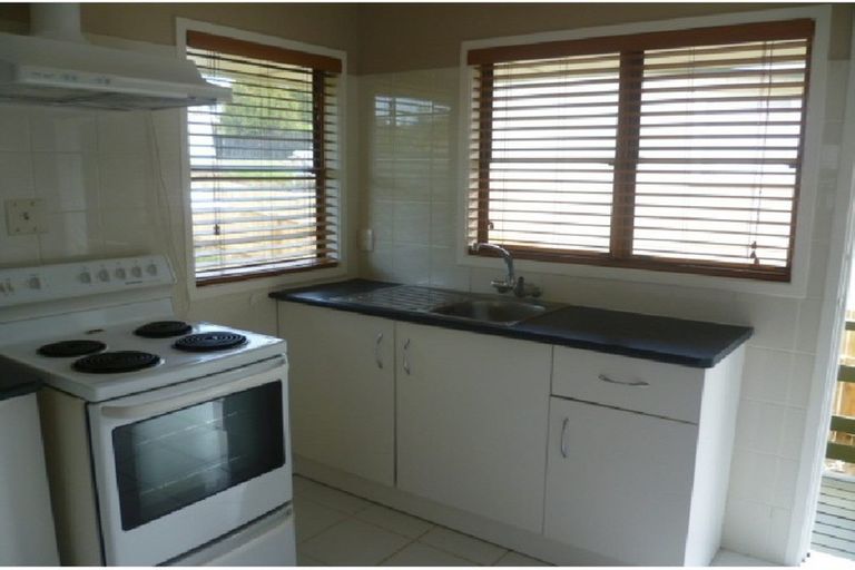 Photo of property in 1/9 Fuchsia Place, Birkdale, Auckland, 0626
