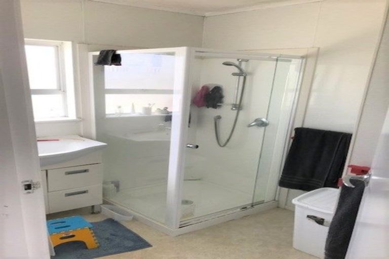 Photo of property in 68 Hobsonville Road, West Harbour, Auckland, 0618