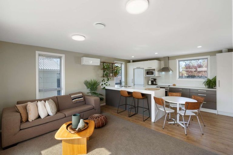 Photo of property in 2/126a Middlepark Road, Sockburn, Christchurch, 8042