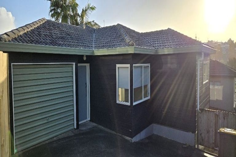 Photo of property in 2/24 Wylie Avenue, Sunnynook, Auckland, 0620