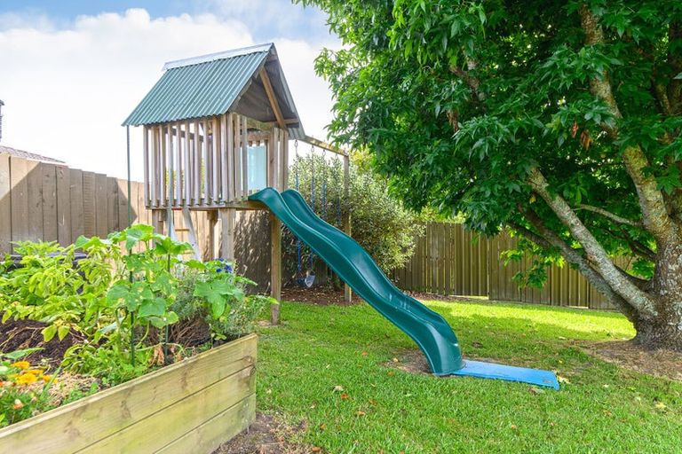 Photo of property in 17 Foyle Place, Glendene, Auckland, 0602