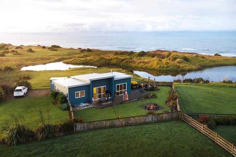 Photo of property in 10 Ironsands, Waverley, 4591