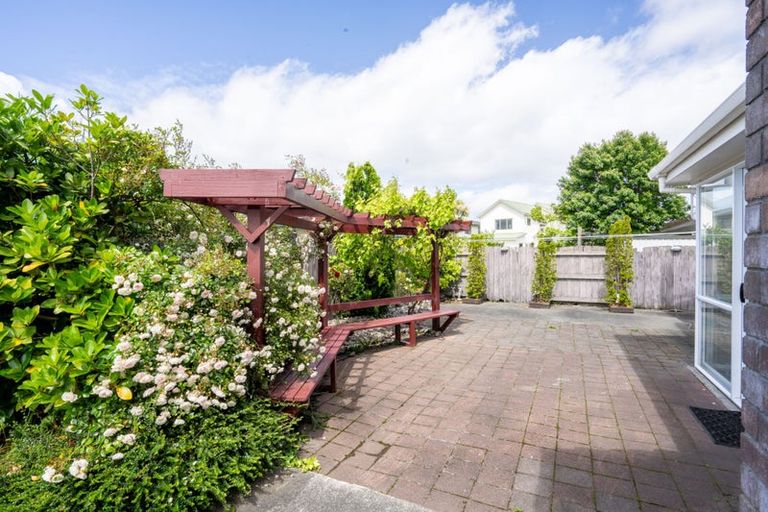 Photo of property in 2 Rosebank Avenue, Kelvin Grove, Palmerston North, 4414