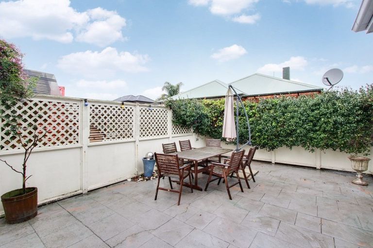 Photo of property in 33 Avenue Road, Greenmeadows, Napier, 4112