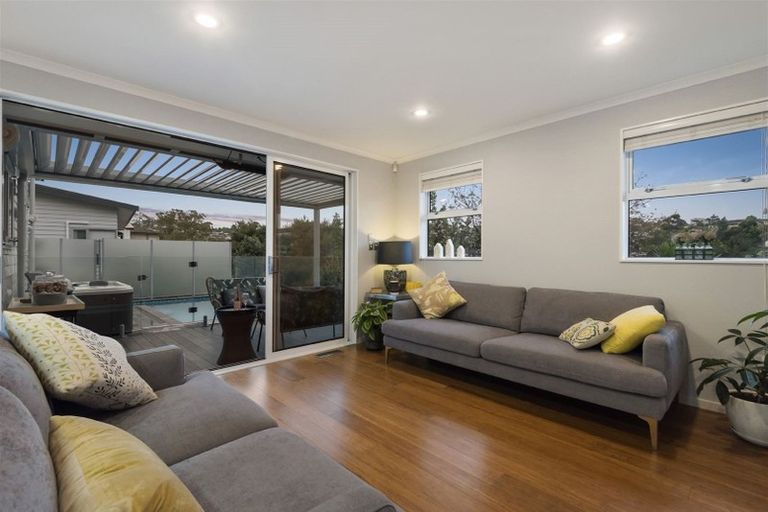 Photo of property in 12 Ilam Lane, Fairview Heights, Auckland, 0632