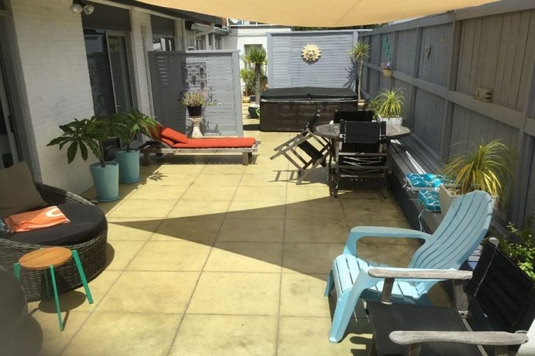 Photo of property in 1/104 East Coast Road, Forrest Hill, Auckland, 0620