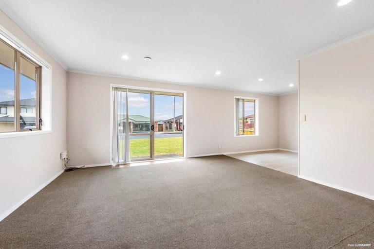 Photo of property in 112 Pitt Avenue, Clendon Park, Auckland, 2103