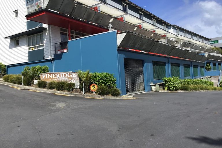 Photo of property in 1d/20 Ian Marwick Place, Birkenhead, Auckland, 0626