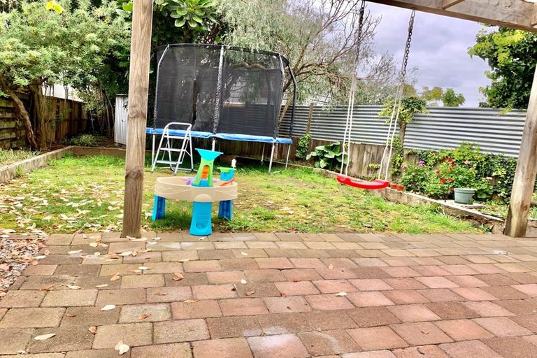 Photo of property in 10 Montmere Avenue, Te Atatu Peninsula, Auckland, 0610