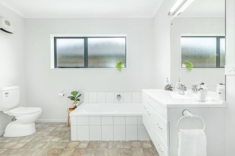 Photo of property in 18 Guildford Drive, Paraparaumu, 5032