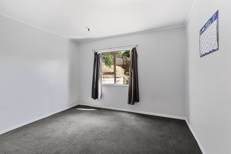 Photo of property in 16b Fernhaven Grove, Newlands, Wellington, 6037