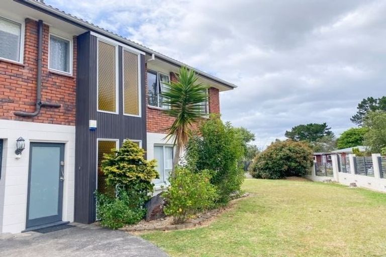 Photo of property in 22 Hartley Terrace, Massey, Auckland, 0614