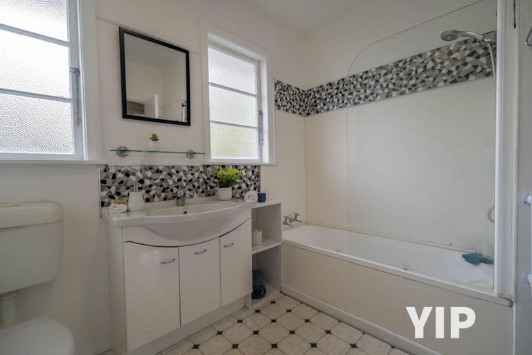 Photo of property in 6 Lyndhurst Road, Tawa, Wellington, 5028