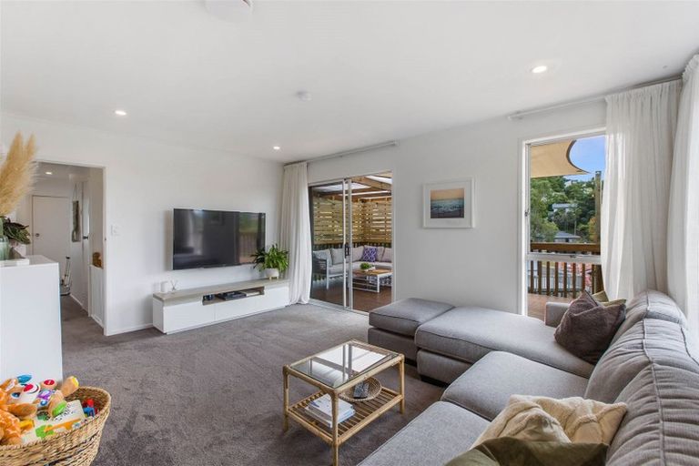 Photo of property in 1/12 Wanita Place, Totara Vale, Auckland, 0629