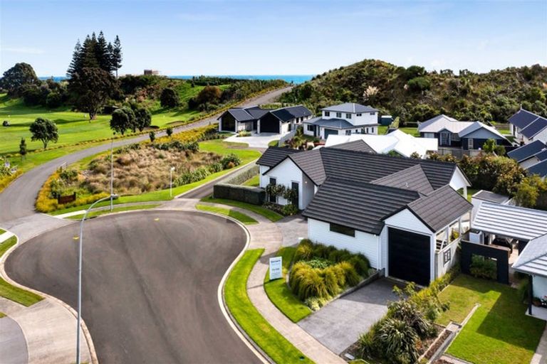 Photo of property in 6 Pebble Beach Court, Waiwhakaiho, New Plymouth, 4312