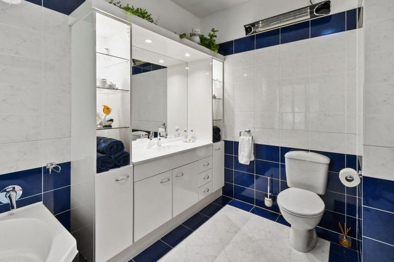 Photo of property in 6 Ribbonwood Crescent, Goodwood Heights, Auckland, 2105