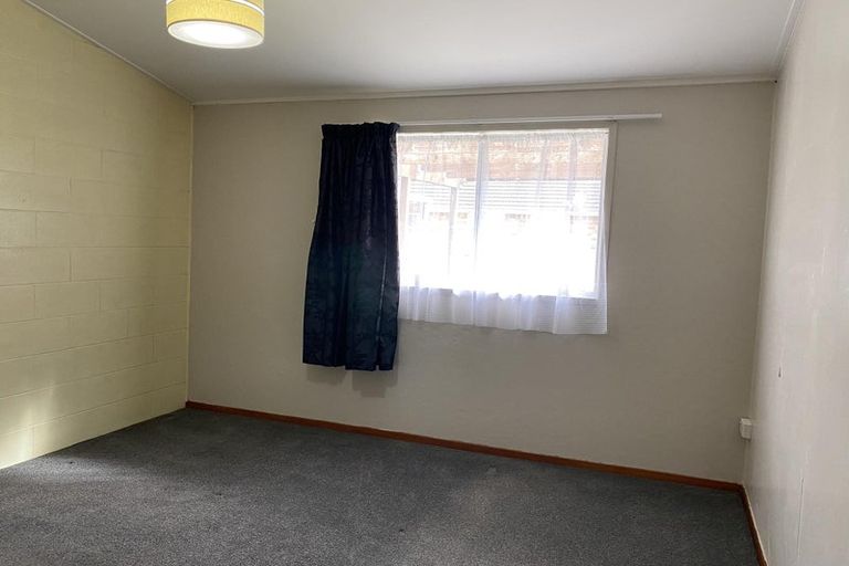 Photo of property in 2 Vera Road, Te Atatu South, Auckland, 0610