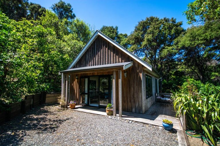 Photo of property in 6888i Christchurch Akaroa Road, Takamatua, 7581