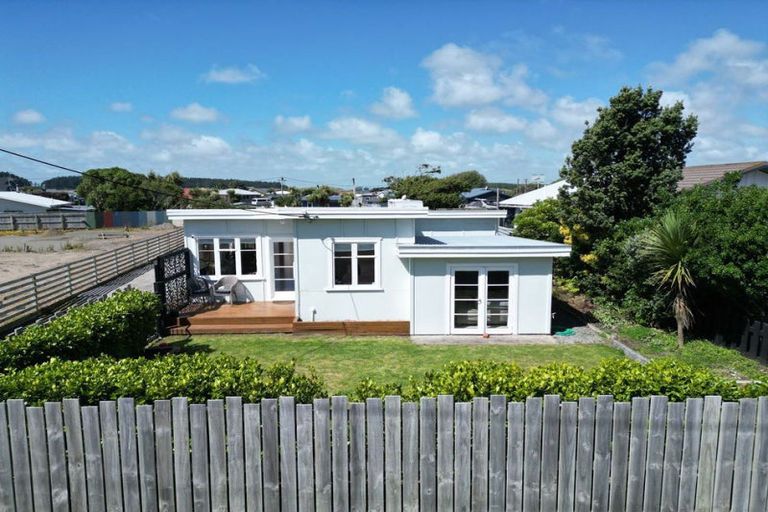 Photo of property in 14 Carthew Terrace, Foxton Beach, Foxton, 4815