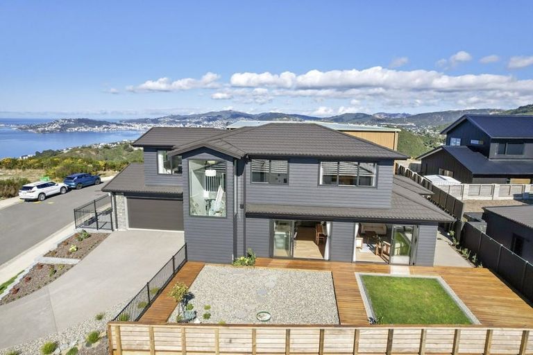 Photo of property in 8 Boeing Way, Newlands, Wellington, 6037