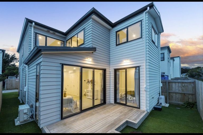 Photo of property in 4/535 Swanson Road, Ranui, Auckland, 0612