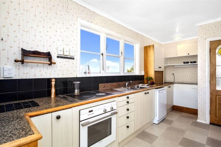 Photo of property in 94 Nicholson Road, Khandallah, Wellington, 6035