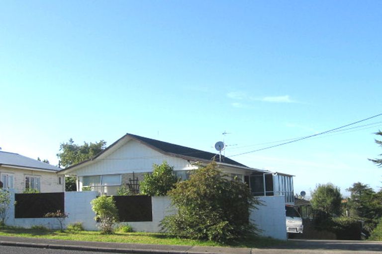 Photo of property in 1/59 Pupuke Road, Birkenhead, Auckland, 0627