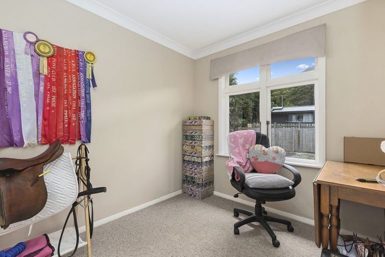 Photo of property in 64 Airlie Road, Plimmerton, Porirua, 5026