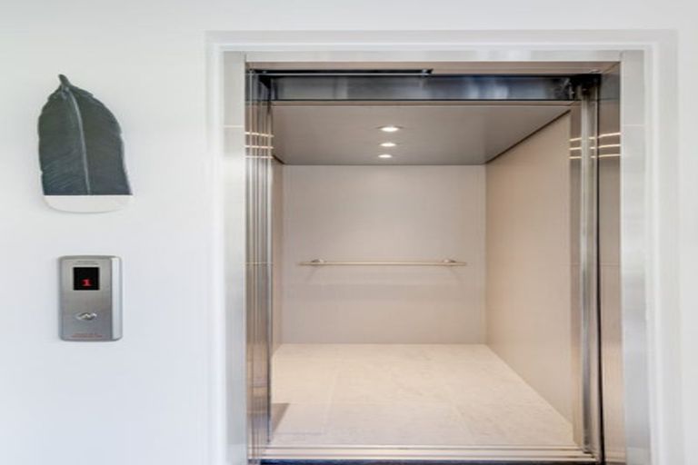 Photo of property in 8 The Parade, Bucklands Beach, Auckland, 2012