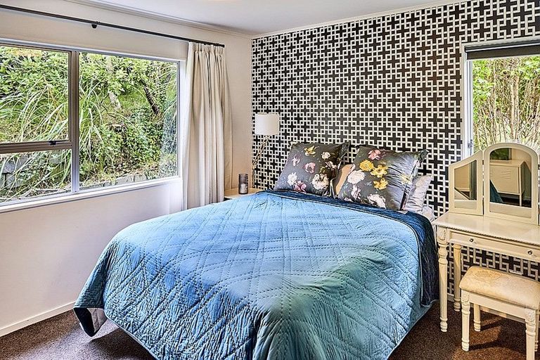 Photo of property in 18 Bloomsbury Grove, Newlands, Wellington, 6037