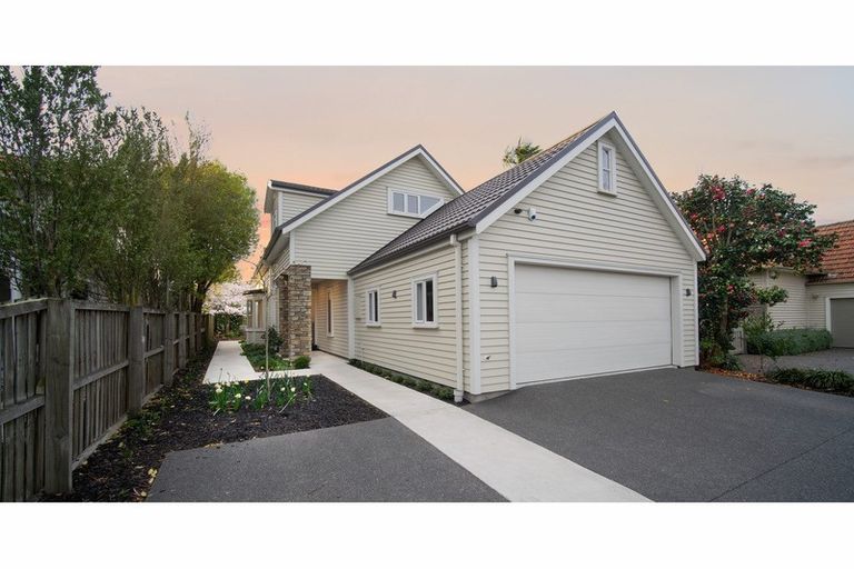 Photo of property in 17 Innes Road, St Albans, Christchurch, 8052