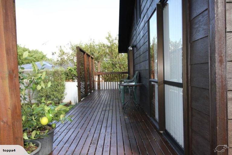 Photo of property in 2/11 Firle Place, Green Bay, Auckland, 0604