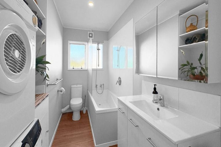 Photo of property in 4/218 Onepu Road, Lyall Bay, Wellington, 6022