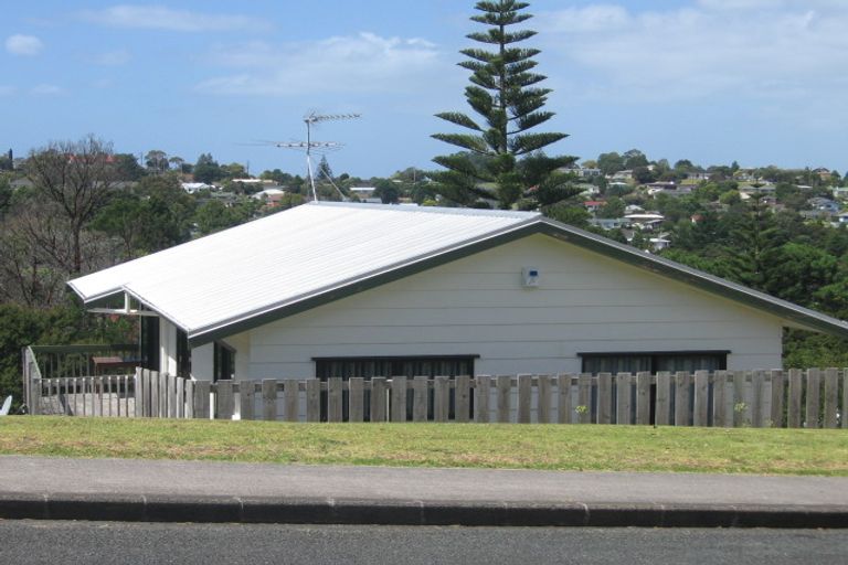 Photo of property in 16 Noeleen Street, Glenfield, Auckland, 0629