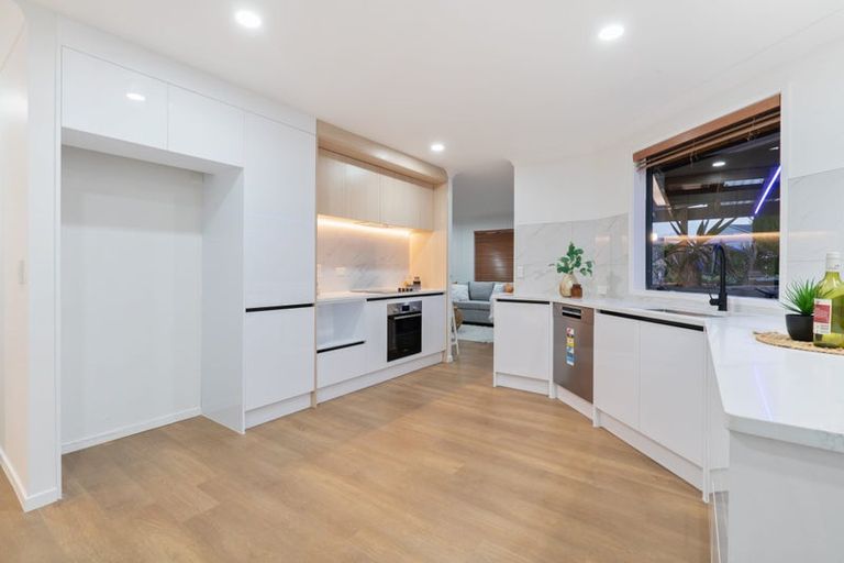 Photo of property in 12 Hocken Place, Mangere Bridge, Auckland, 2022