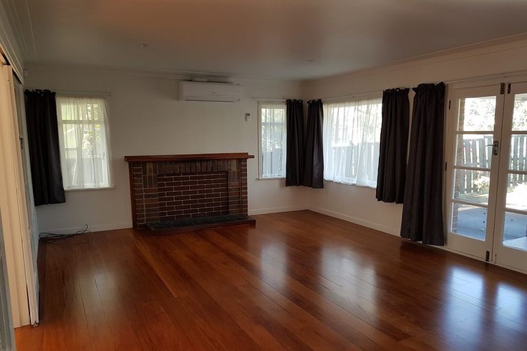 Photo of property in 176 Beach Haven Road, Beach Haven, Auckland, 0626