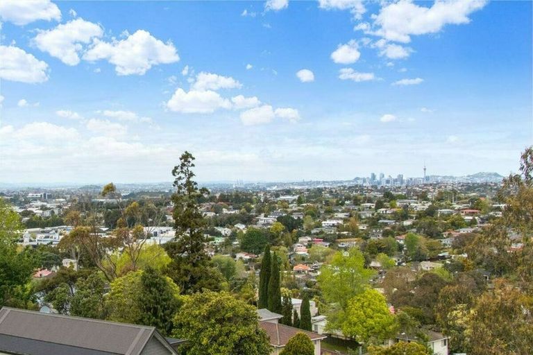 Photo of property in 15 Target Road, Totara Vale, Auckland, 0629