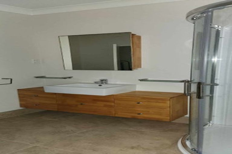 Photo of property in 2/132 Stancombe Road, Flat Bush, Auckland, 2016