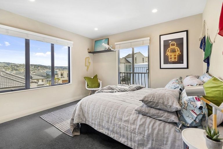 Photo of property in 5 Bunker Way, Strathmore Park, Wellington, 6022