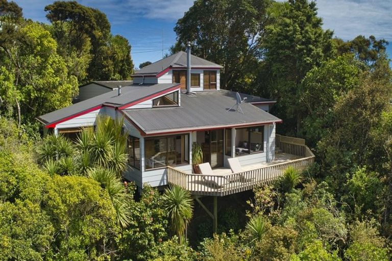 Photo of property in 15 Pendrell Road, Piha, New Lynn, 0772