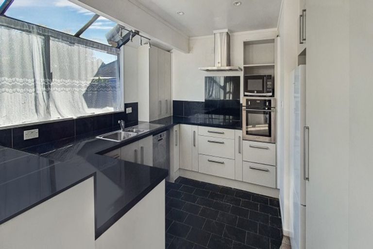 Photo of property in 7b Harrybrook Road, Green Bay, Auckland, 0604