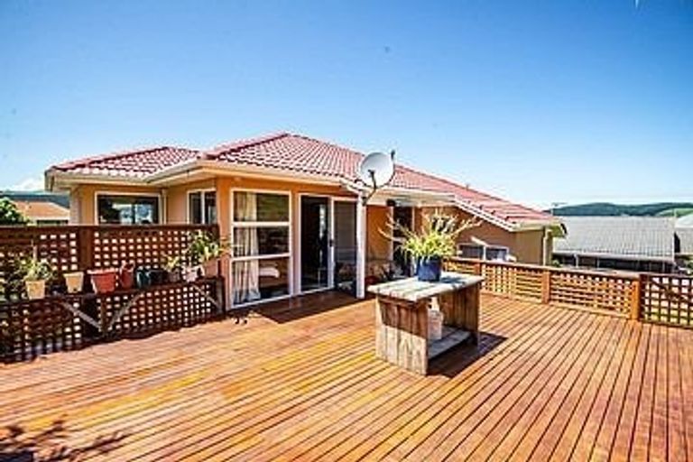 Photo of property in 20 Ordley Grove, Tawa, Wellington, 5028