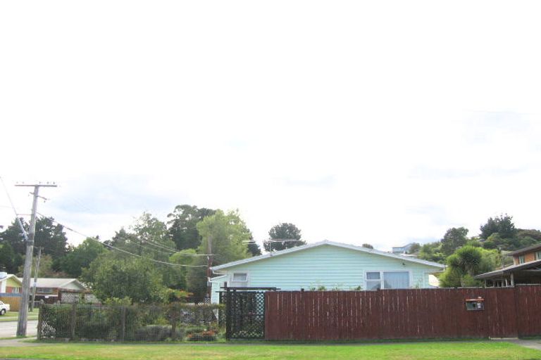 Photo of property in 2/53 Moeraki Road, Maoribank, Upper Hutt, 5018