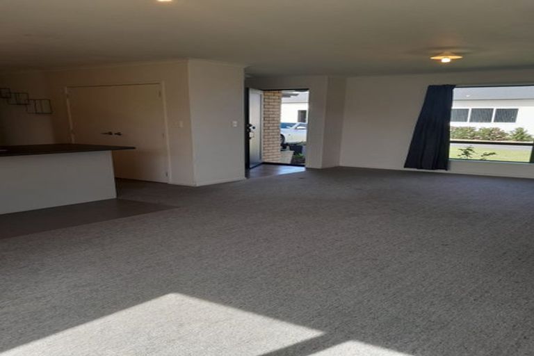 Photo of property in 13 Kamahi Place, One Tree Point, 0118