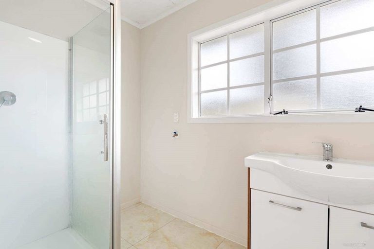 Photo of property in 53 Pupuke Road, Birkenhead, Auckland, 0627