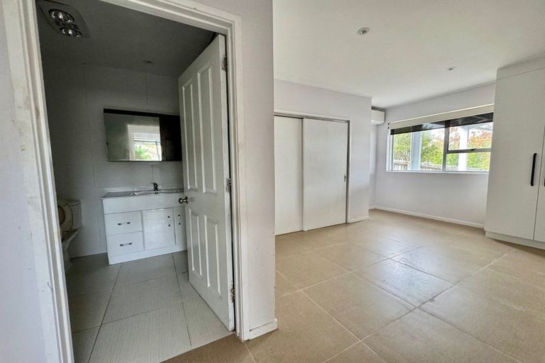 Photo of property in 49 Rosewarne Crescent, Glendene, Auckland, 0602